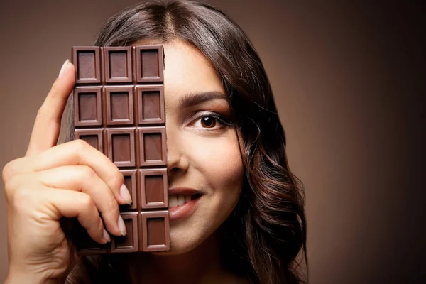 Menina bonita com chocolate — Fotografia de Stock