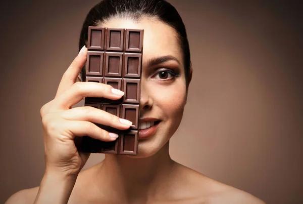Piękna dziewczyna z czekoladą — Zdjęcie stockowe