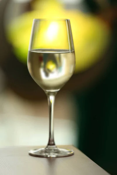 Copa con vino blanco — Foto de Stock