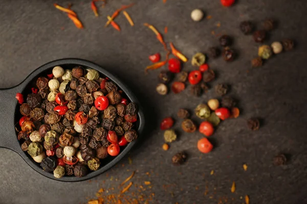 Torkad kryddpeppar i sked — Stockfoto