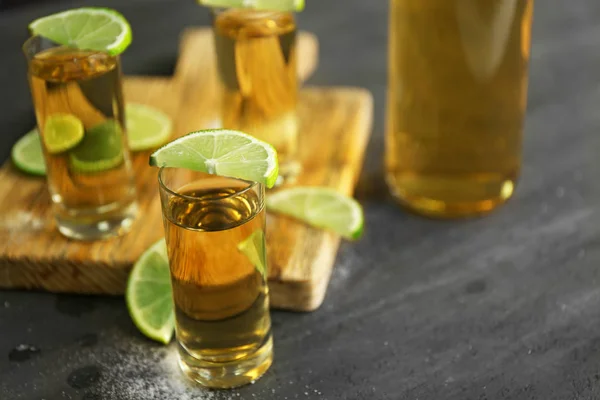 Guld tequila shots — Stockfoto