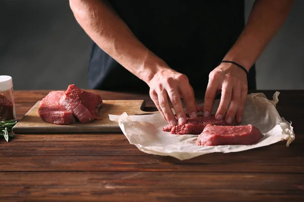 Açougueiro cozinhar carne de porco — Fotografia de Stock