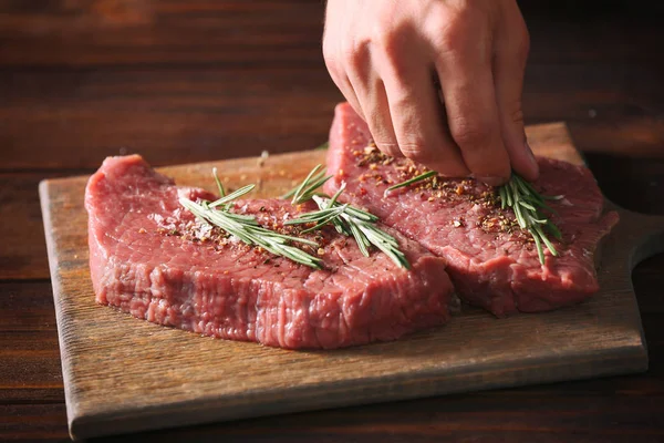 Slager koken varkensvlees — Stockfoto