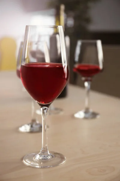 Glasses of red wine on table — Stock Photo, Image