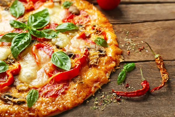 Gustosa pizza su sfondo di legno — Foto Stock