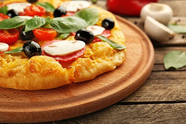 Leckere Pizza auf Holzboden — Stockfoto