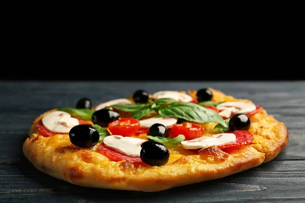 Νόστιμη πίτσα σε ξύλινο φόντο — Φωτογραφία Αρχείου