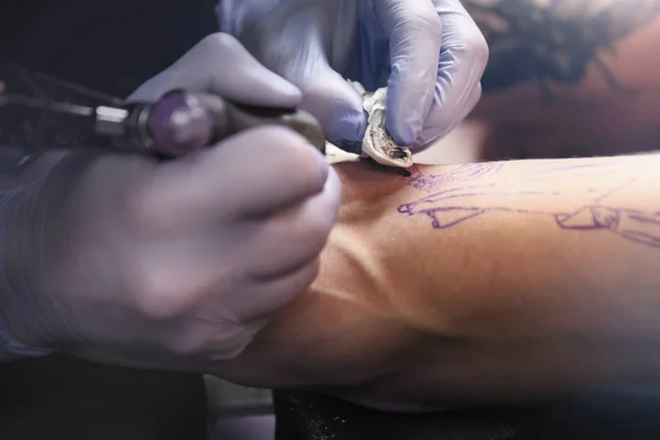 Szakmai Művész Így Tattoo Szalonban Zár Megjelöl Kilátás — Stock Fotó