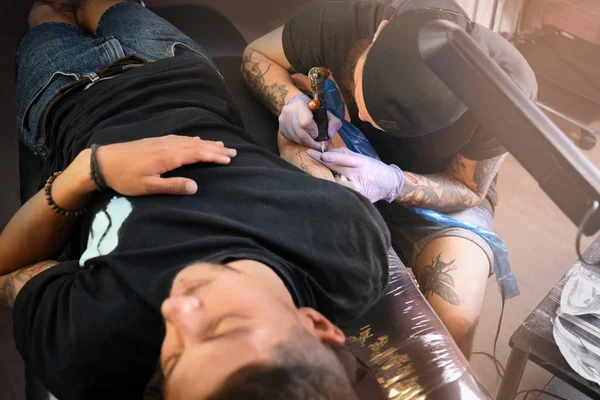 Artista Profesional Haciendo Tatuaje Salón Vista Cerca — Foto de Stock