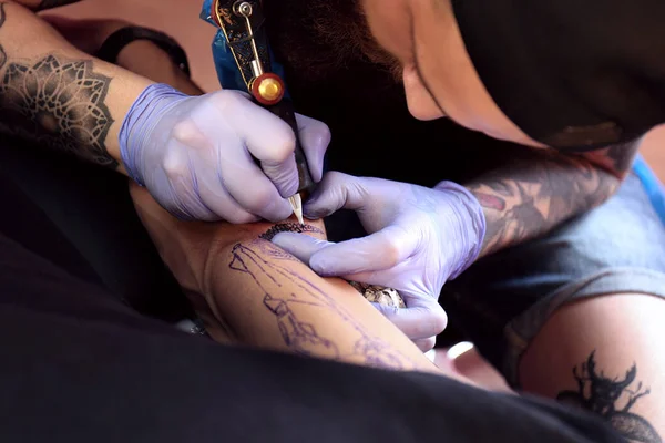 Професійний Художник Робить Татуювання Салоні Крупним Планом — стокове фото