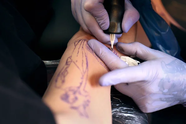 Professionell Konstnär Att Göra Tatuering Salongen Nära Håll — Stockfoto