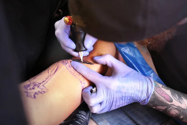 Profesionální Umělec Vydělávání Tetování Salonu Pohled Plochu — Stock fotografie