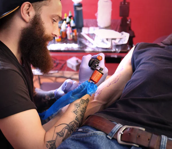 Artista Profesional Haciendo Tatuaje Salón Vista Cerca — Foto de Stock