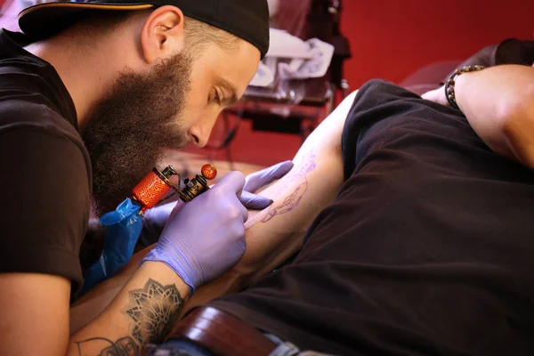 Artista Profesional Haciendo Tatuaje Salón Vista Cerca —  Fotos de Stock