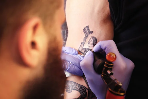 专业艺术家在沙龙中制作纹身 关闭视图 — 图库照片