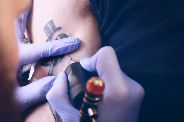 Professionell Konstnär Att Göra Tatuering Salongen Nära Håll — Stockfoto