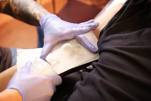 Profesionální Umělec Vydělávání Tetování Salonu Pohled Plochu — Stock fotografie
