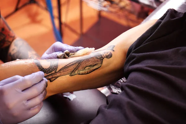 Mão Artista Profissional Limpando Tatuagem Acabada Com Guardanapo Higiênico Vista — Fotografia de Stock
