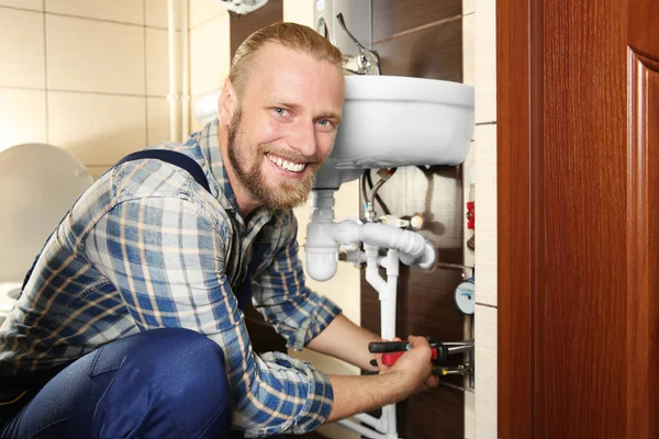 Knappe loodgieter herstellen — Stockfoto