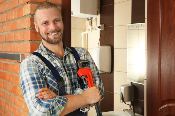 Pohledný instalatér s kleště na trubky — Stock fotografie