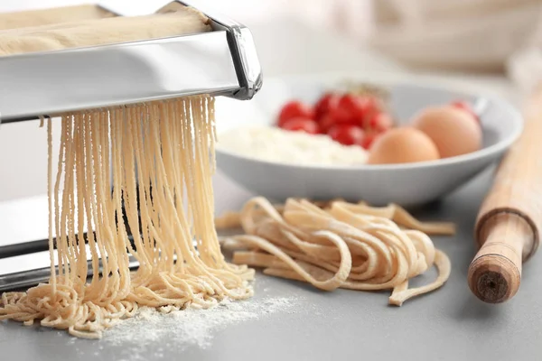 Making tagliatelle with pasta machine — Stock Photo, Image
