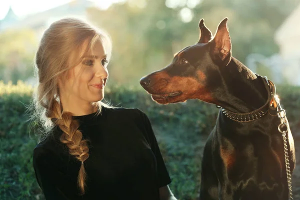 Jovem mulher com seu cão — Fotografia de Stock