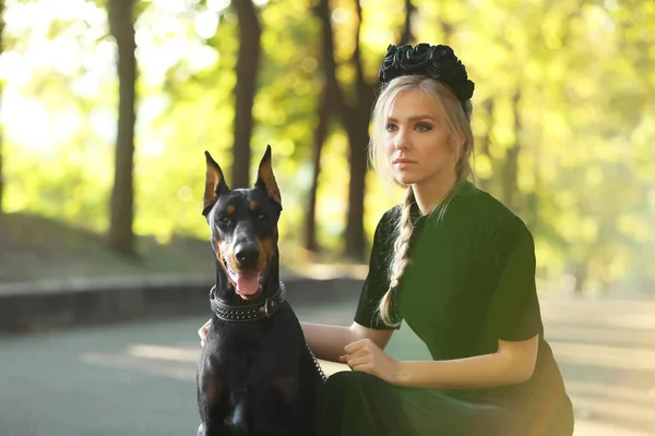 Donna e cane su sfondo sfocato — Foto Stock