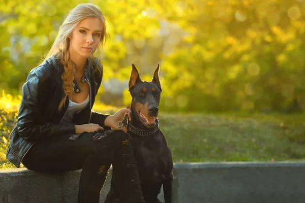 Donna e il suo cane nel parco verde — Foto Stock