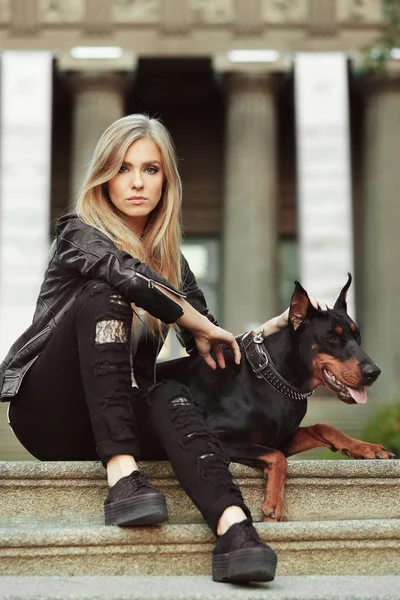 여 자가 그녀의 강아지와 함께 계단에 앉아 — 스톡 사진