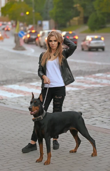 밖에 개와 함께 있는 여자 — 스톡 사진