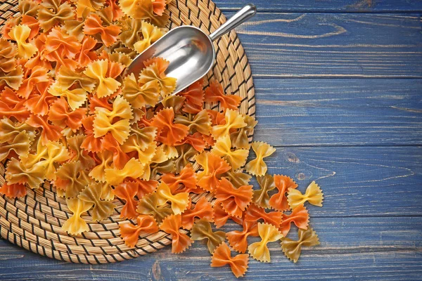 Pala metálica con pasta — Foto de Stock