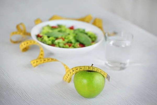 Grüner Apfel- und Gemüsesalat auf dem Tisch — Stockfoto
