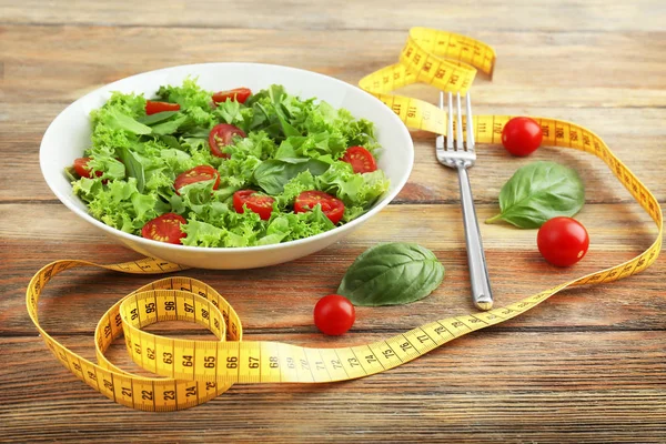 Salada fresca e fita métrica — Fotografia de Stock