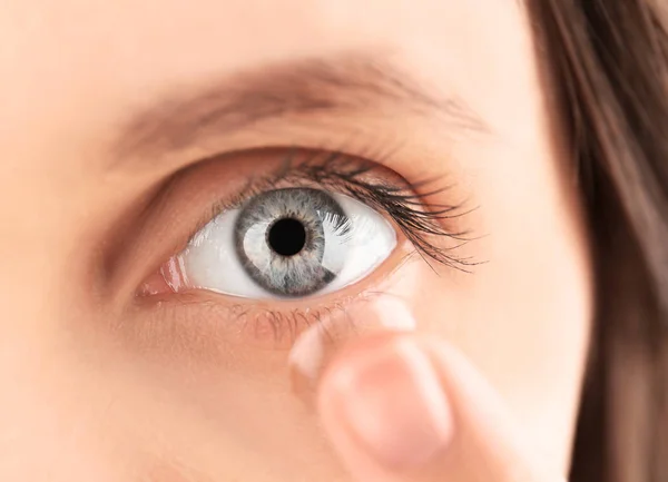 Vrouw contact lens aanbrengend oog — Stockfoto