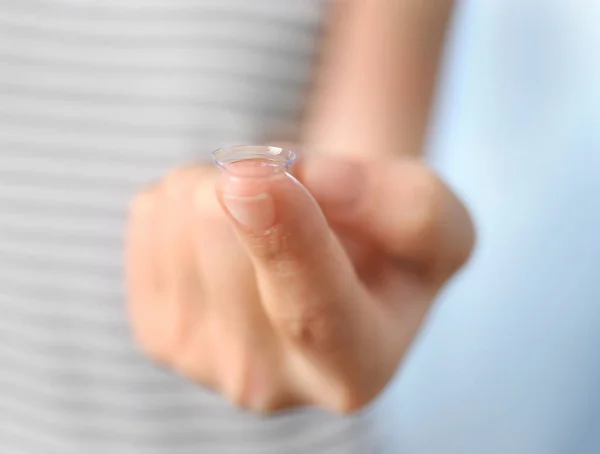 Kvinnlig hand med kontaktlins — Stockfoto