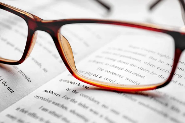 Lunettes sur livre ouvert — Photo