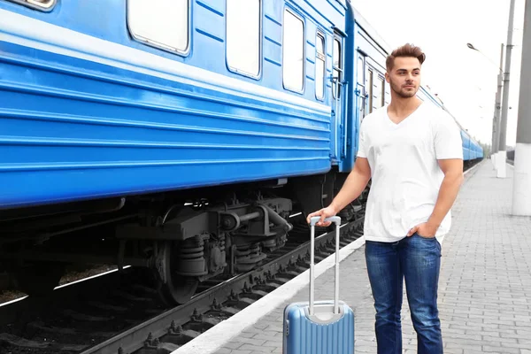 Homme marchant le long du quai ferroviaire — Photo