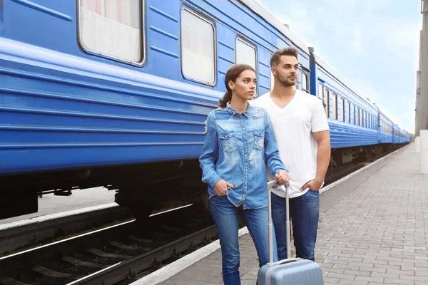 Trenin Yanında Demiryolu Platformu Üzerinde Duran Genç Çift — Stok fotoğraf