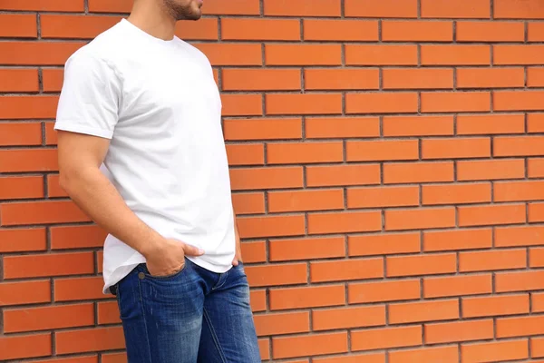 Jonge man in lege t-shirt — Stockfoto