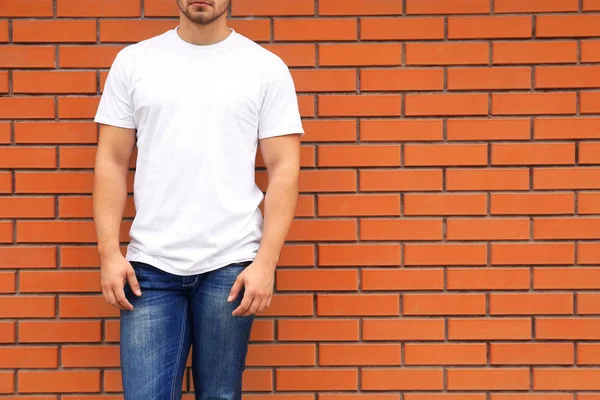 Hombre joven en camiseta en blanco —  Fotos de Stock