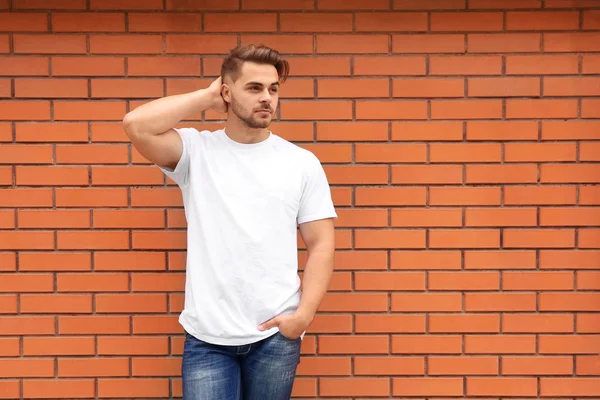 Hombre joven en camiseta en blanco —  Fotos de Stock