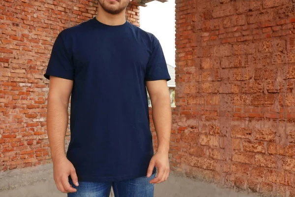 Młody człowiek w puste t-shirt — Zdjęcie stockowe