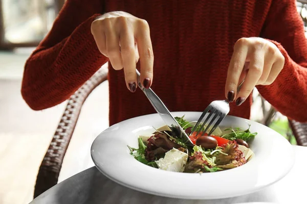 Kobieta jedzenie smaczne sałatki — Zdjęcie stockowe