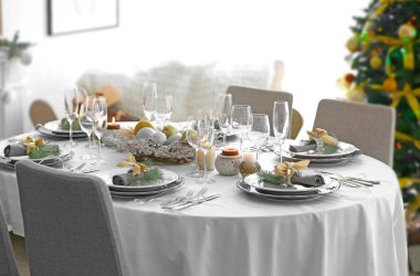 Noel yemeği için servis edilen masa.