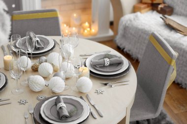 Noel yemeği için servis edilen masa.