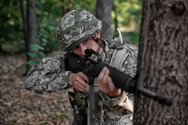 Alma amacı tüfek ormandaki asker, görünümü kapatın