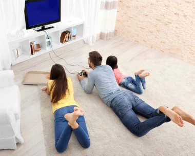 Mutlu aile evde video oyunu oynuyor.