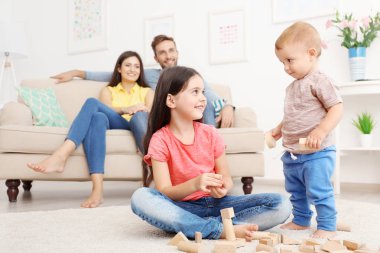 Şirin çocuklar evde oyun oynarken