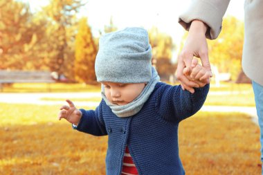 Yeşil Park, şirin bebek genç kadınla görünümü kapatın