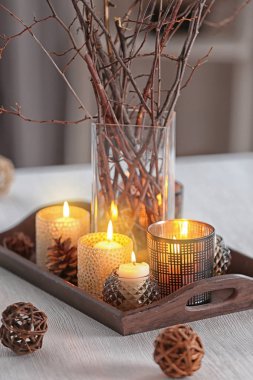 Beyaz ahşap kompozisyonu